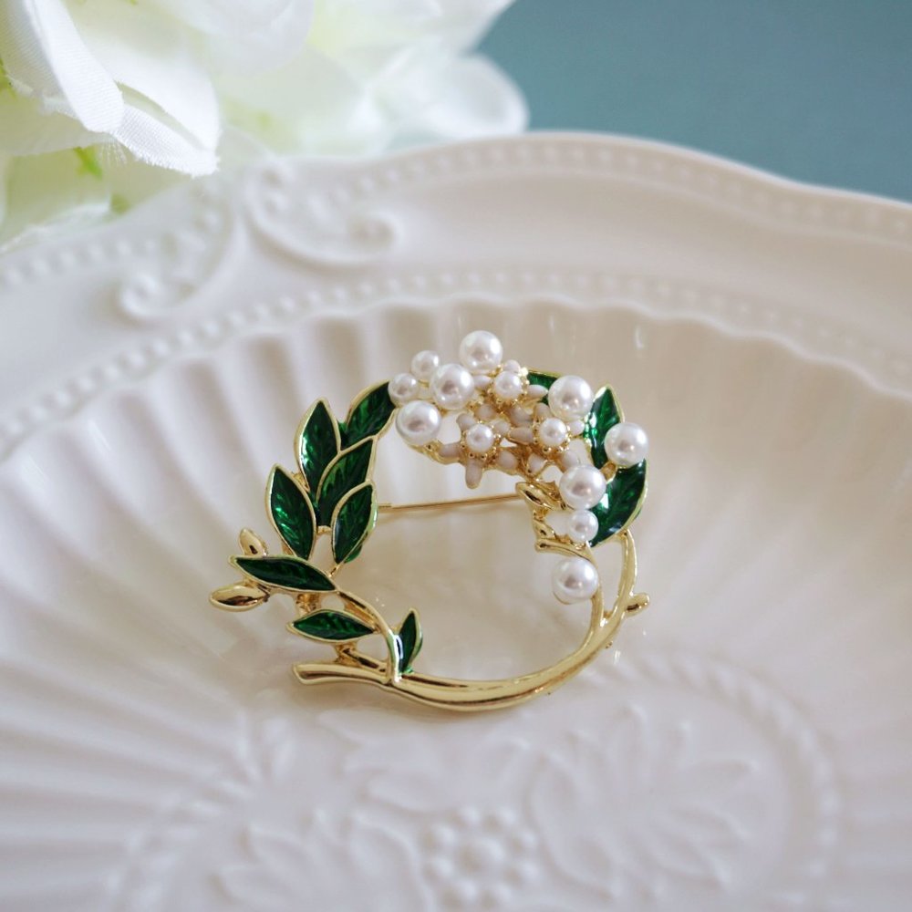NWT flower brooch